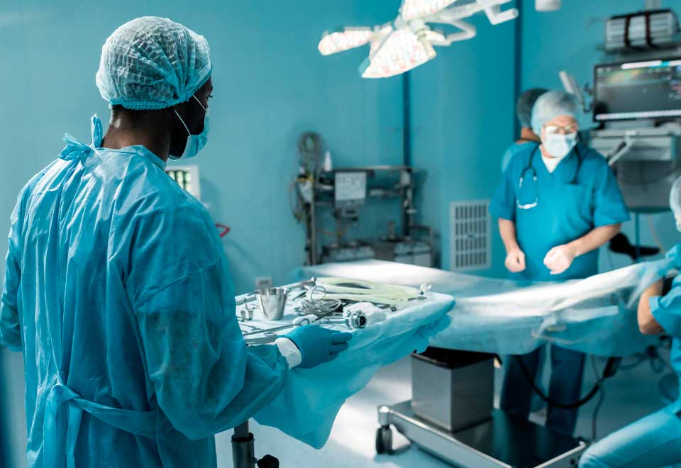 Médicos siguieron trabajando en cirugía en medio de un terremoto