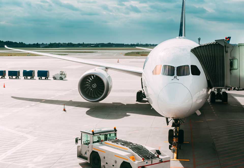 [Video] Avión se incendió y terminaron evacuando a los tripulantes